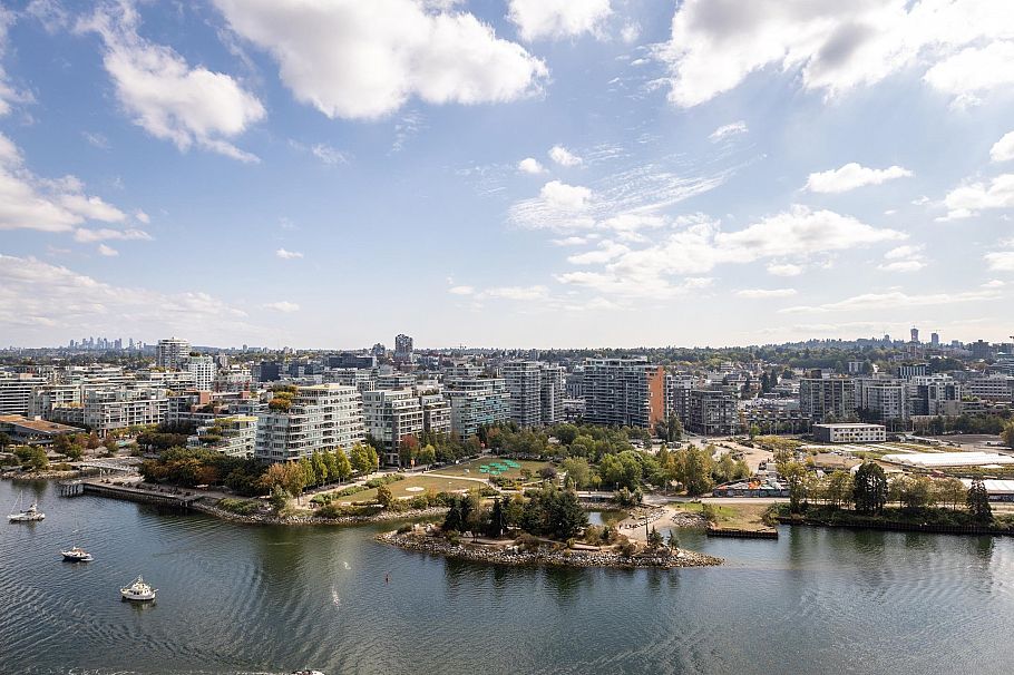 2501 8 Smithe Mews Vancouver, BC - 1