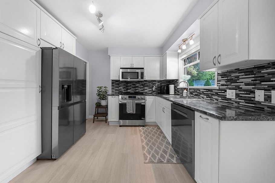 3020 Thorncliffe Drive North Vancouver, BC - 9