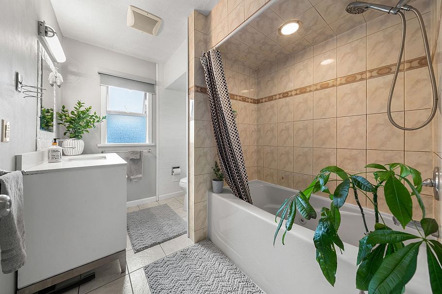 3020 Thorncliffe Drive North Vancouver, BC - 16