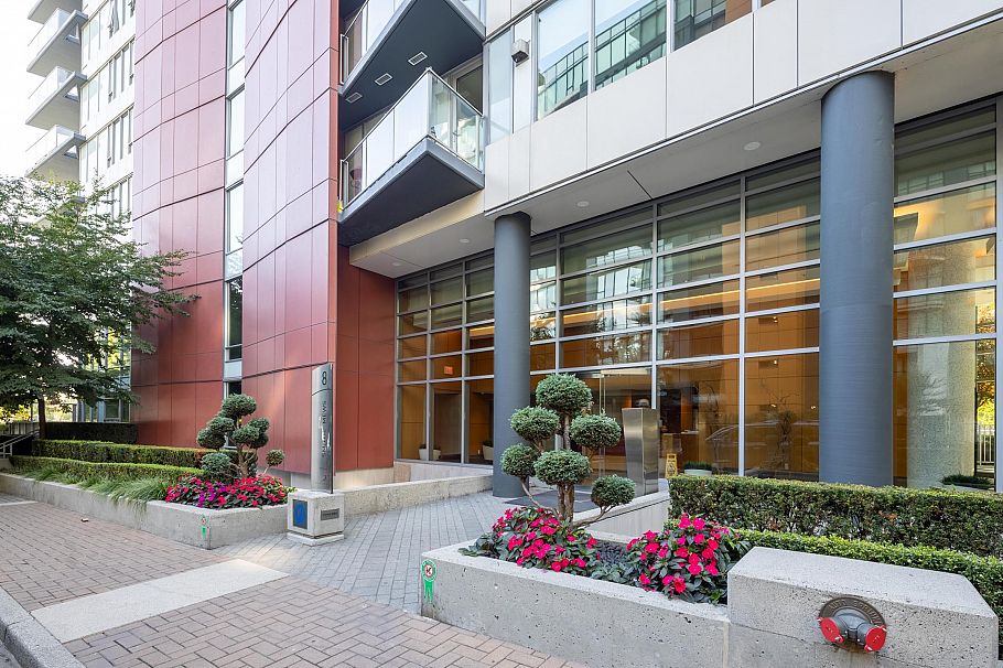 2501 8 Smithe Mews Vancouver, BC - 2