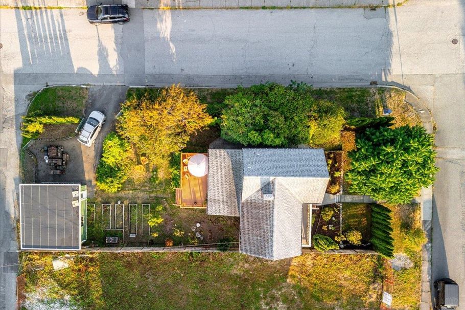 848 E 6th Street North Vancouver, BC - 36