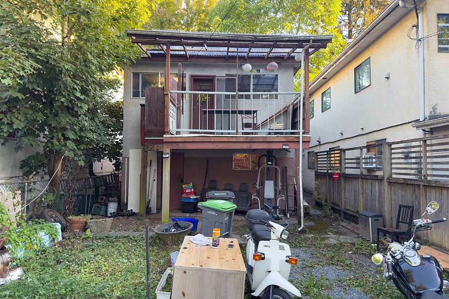 1757 E 8th Avenue Vancouver, BC - 2