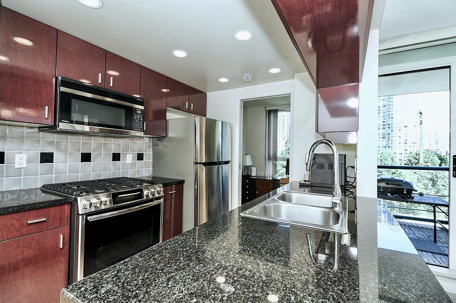 707 1067 Marinaside Crescent Vancouver, BC - 11