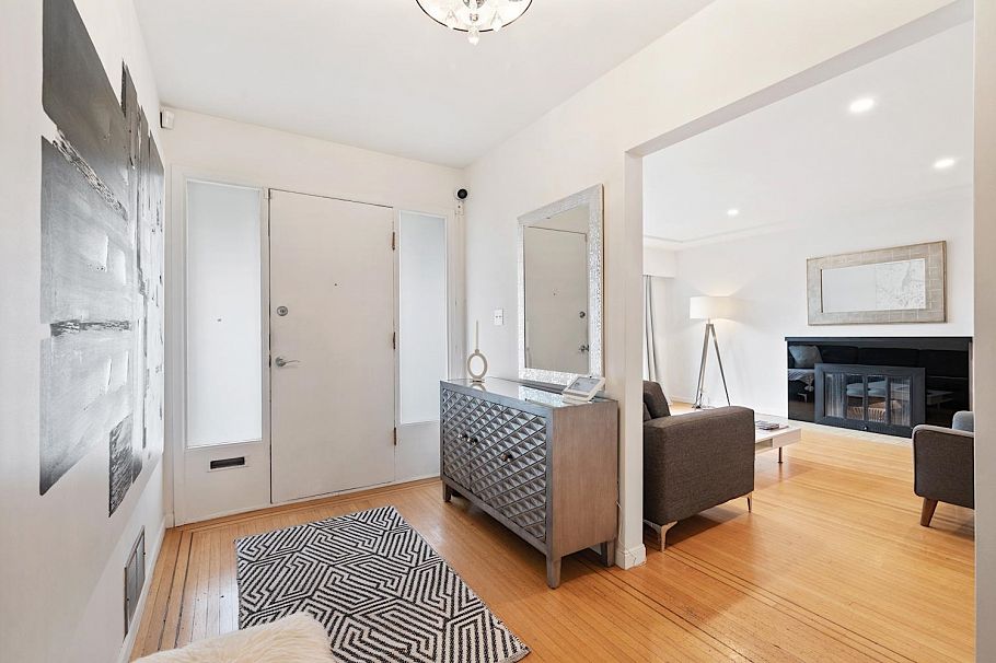 2520 E 8th Avenue Vancouver, BC - 3