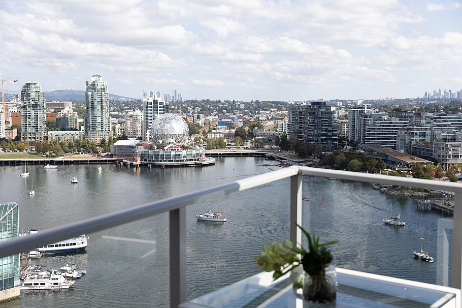 2501 8 Smithe Mews Vancouver, BC - 15