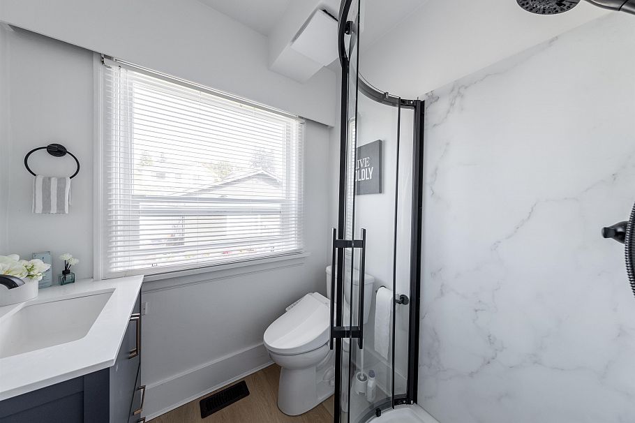 3719 W 3rd Avenue Vancouver, BC - 18