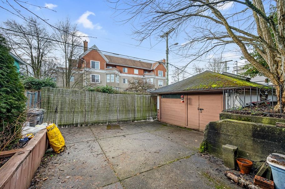 2520 E 8th Avenue Vancouver, BC - 32