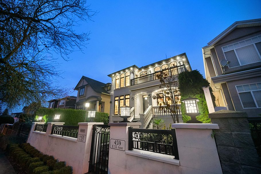 459 E 55th Avenue Vancouver, BC - 3