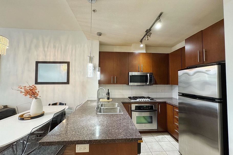 415 3651 Foster Avenue Vancouver, BC - 4