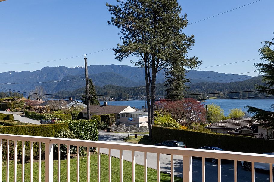 587 Beachview Drive North Vancouver, BC - 20