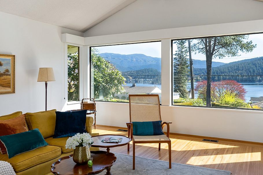 587 Beachview Drive North Vancouver, BC - 1