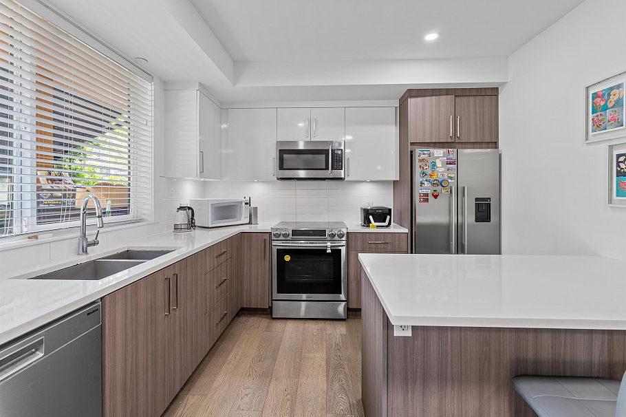 2388 E 34th Avenue Vancouver, BC - 3