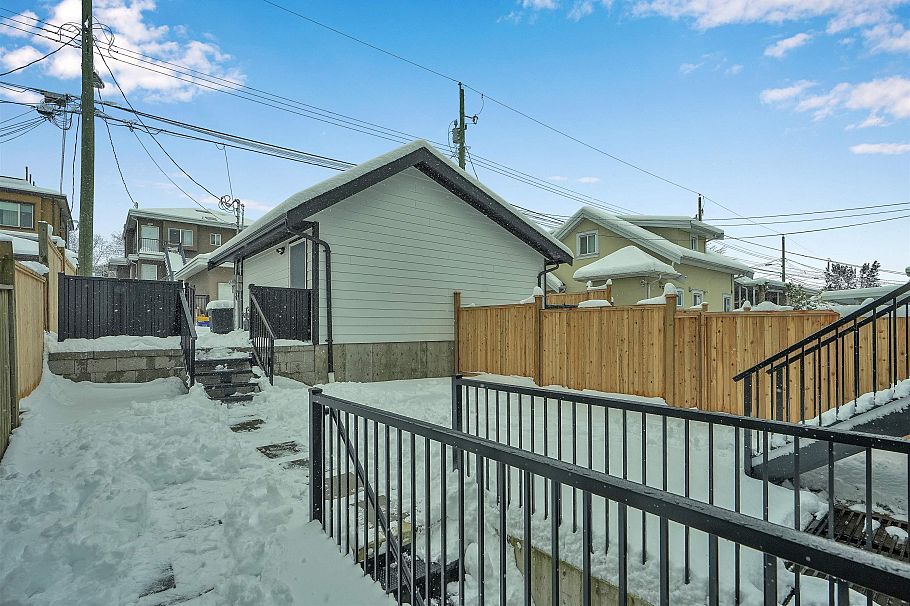 1423 E 62nd Avenue Vancouver, BC - 39