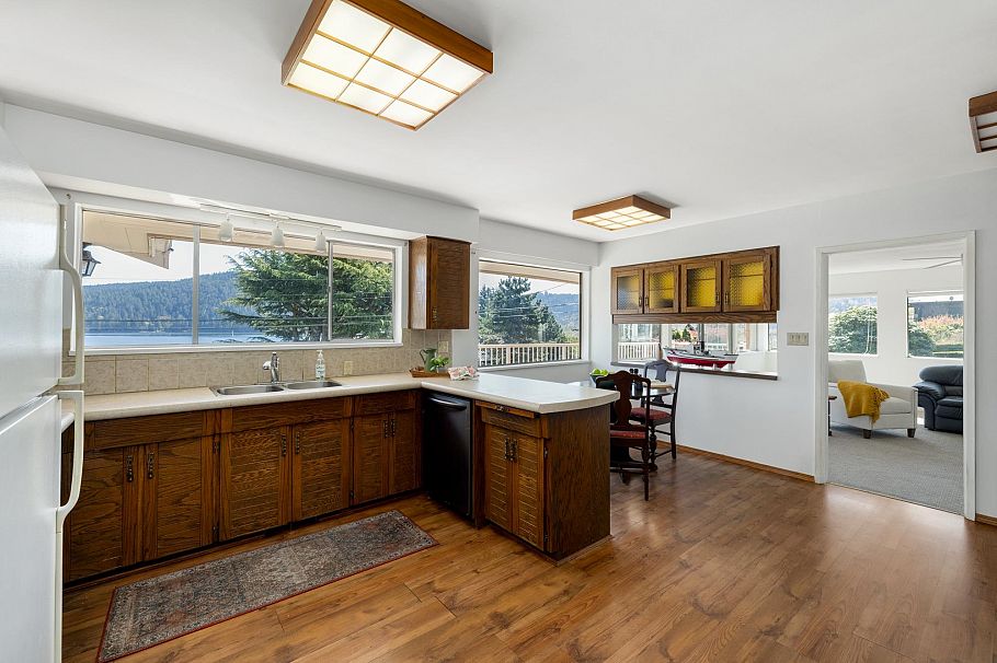 587 Beachview Drive North Vancouver, BC - 10