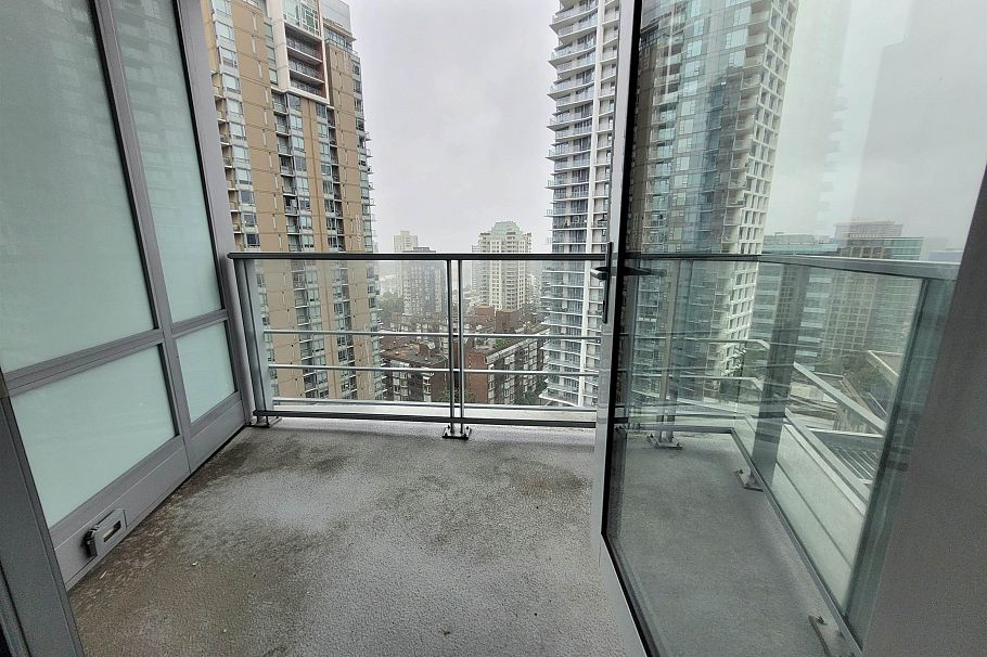 2501 1283 Howe Street Vancouver, BC - 12