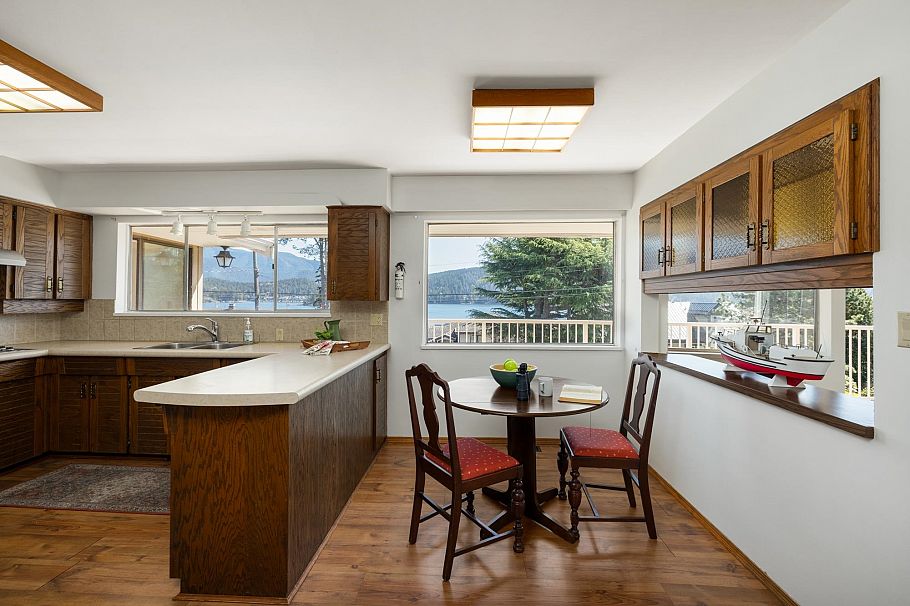 587 Beachview Drive North Vancouver, BC - 13