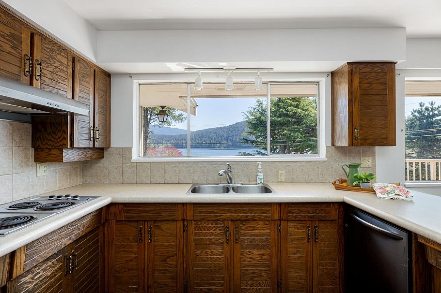 587 Beachview Drive North Vancouver, BC - 11