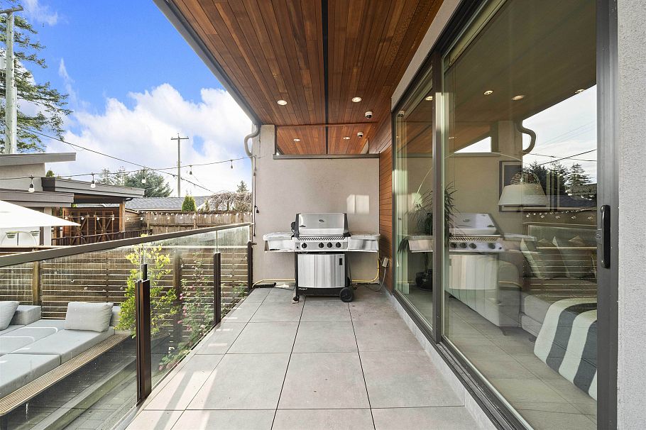 413 W Keith Road North Vancouver, BC - 32