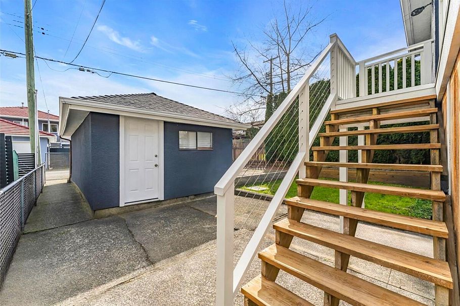 2942 E Georgia Street Vancouver, BC - 23