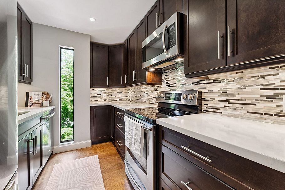 3349 Mountain Highway North Vancouver, BC - 18