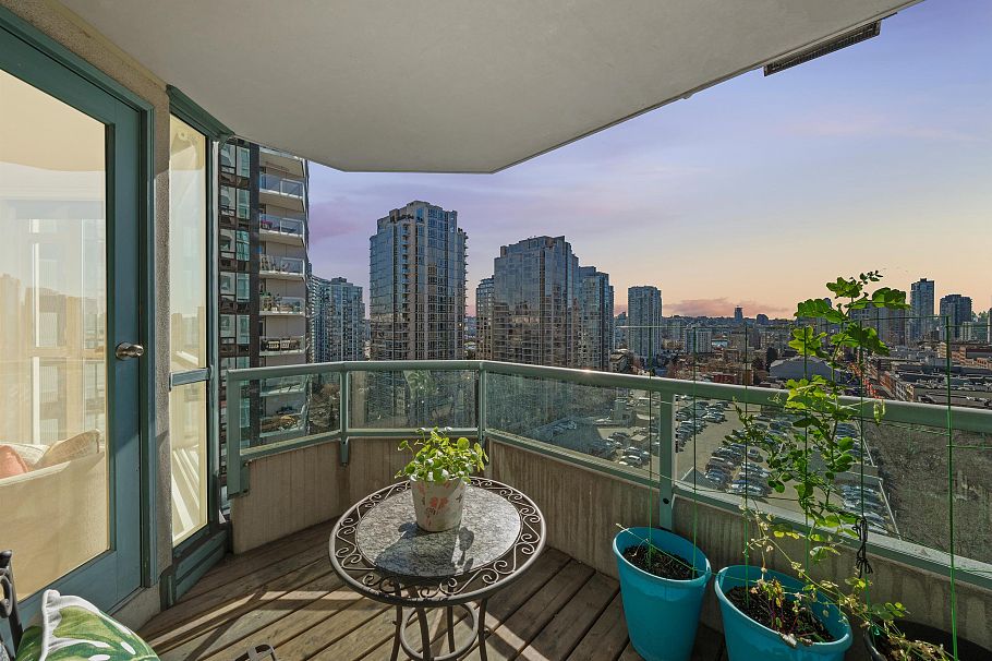 1201 888 Hamilton Street Vancouver, BC - 3