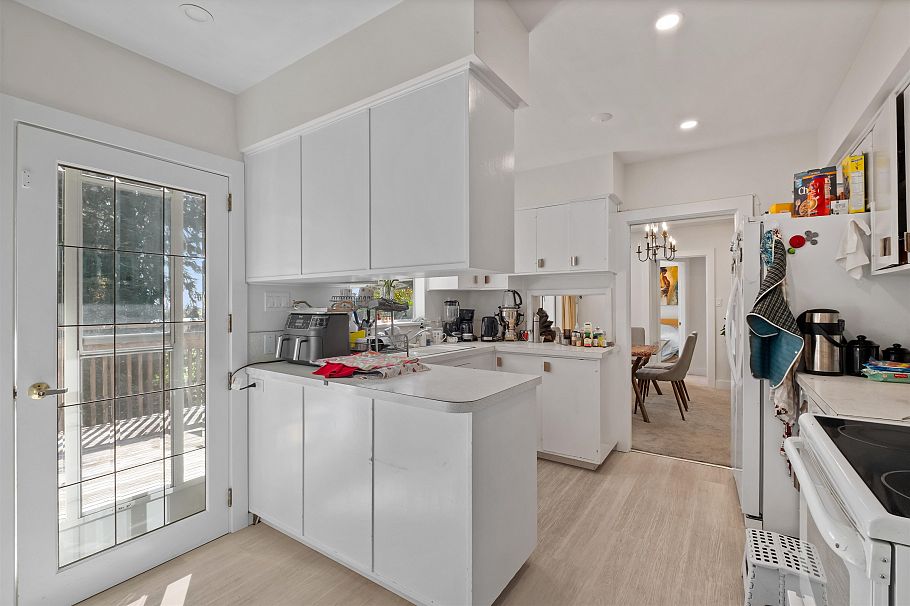 869 Clements Avenue North Vancouver, BC - 9