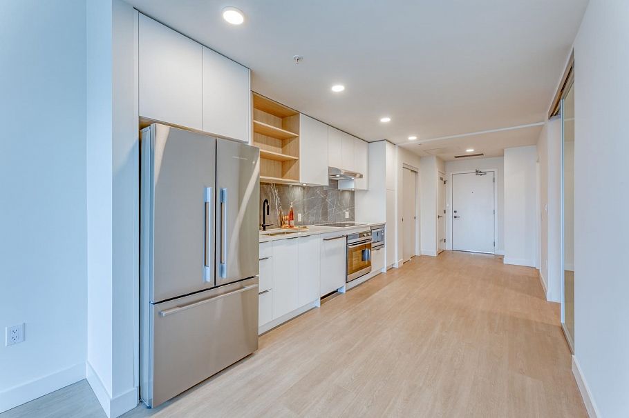 557 422 E 3rd Street North Vancouver, BC - 5