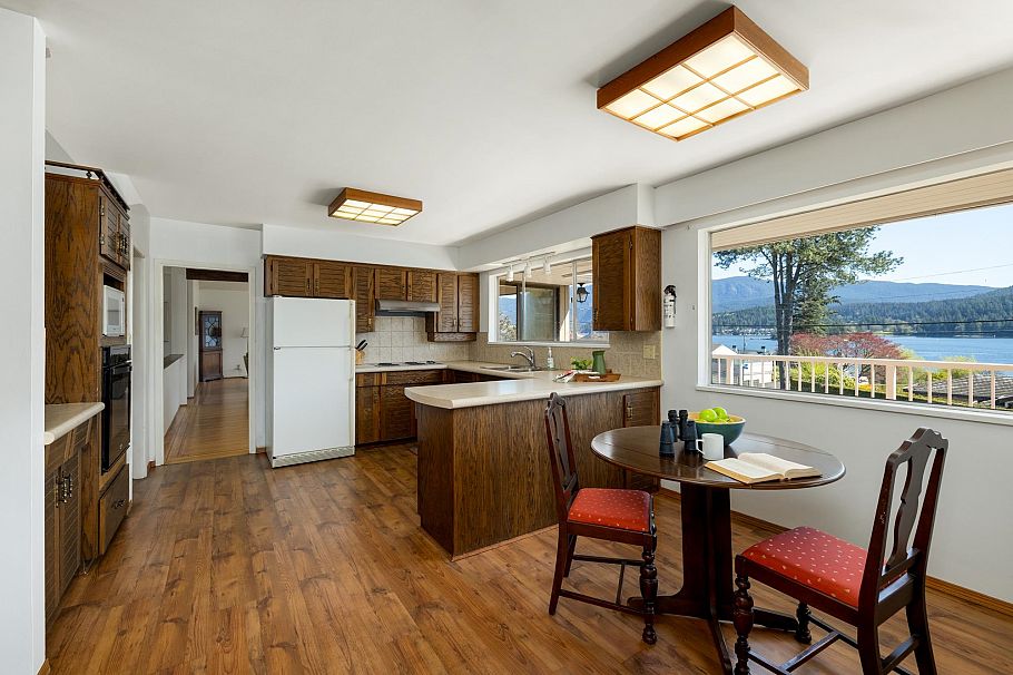 587 Beachview Drive North Vancouver, BC - 8