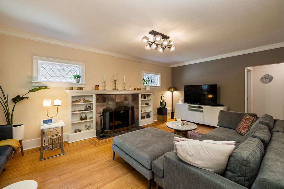 4343 W 11th Avenue Vancouver, BC - 4