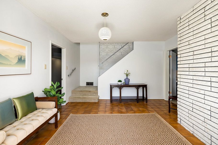 587 Beachview Drive North Vancouver, BC - 26