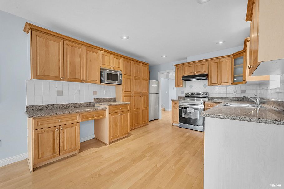 313 E 27 Street North Vancouver, BC - 11