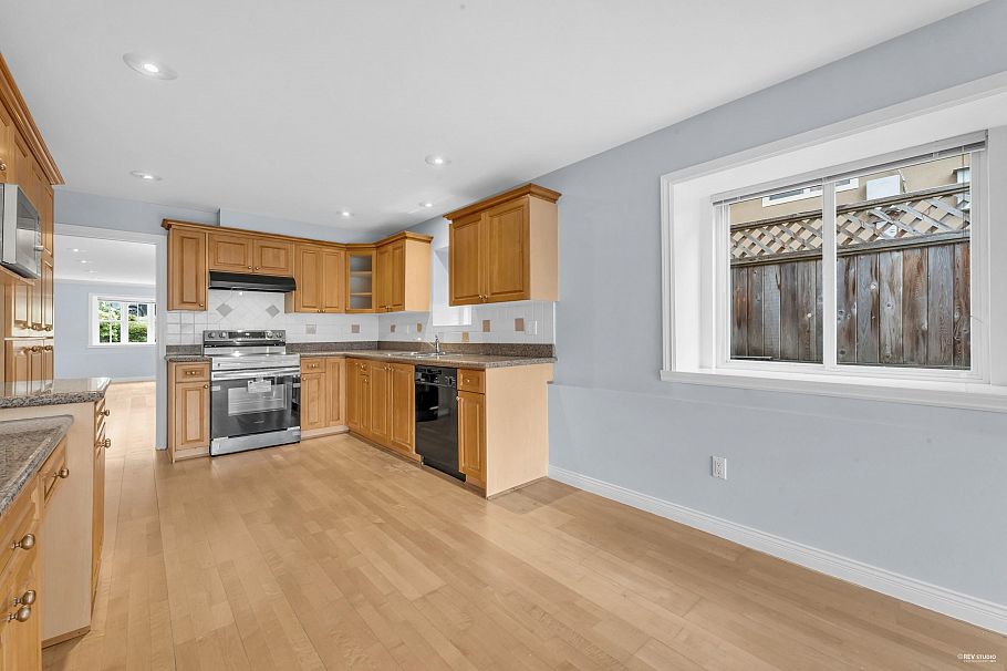 313 E 27 Street North Vancouver, BC - 10