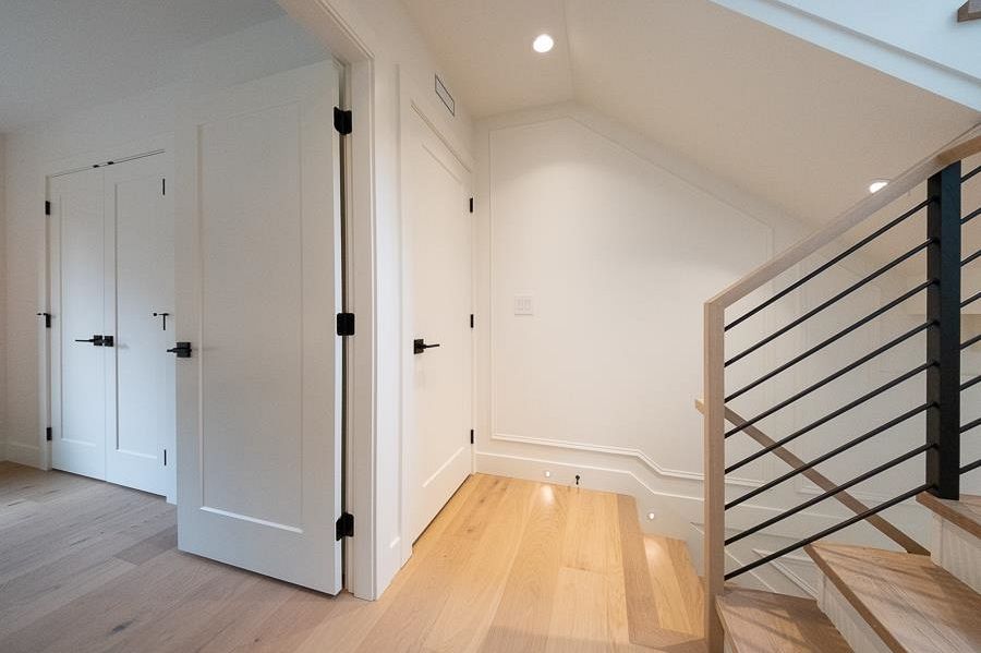 1 2154 E. 6 Avenue Vancouver, BC - 21