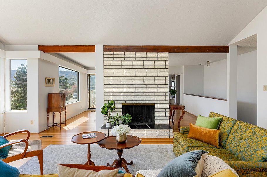 587 Beachview Drive North Vancouver, BC - 2