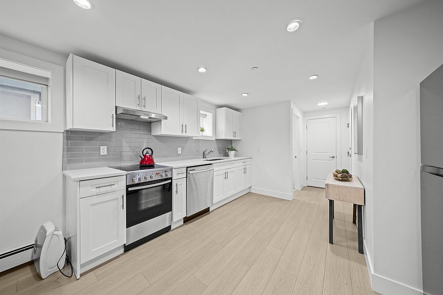 870 W 59th Avenue Vancouver, BC - 28