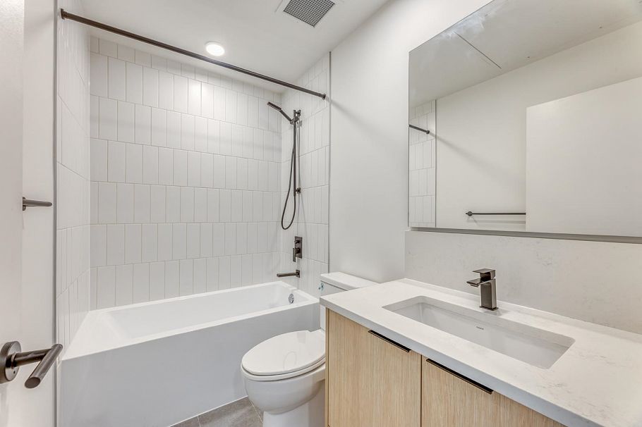 557 422 E 3rd Street North Vancouver, BC - 7