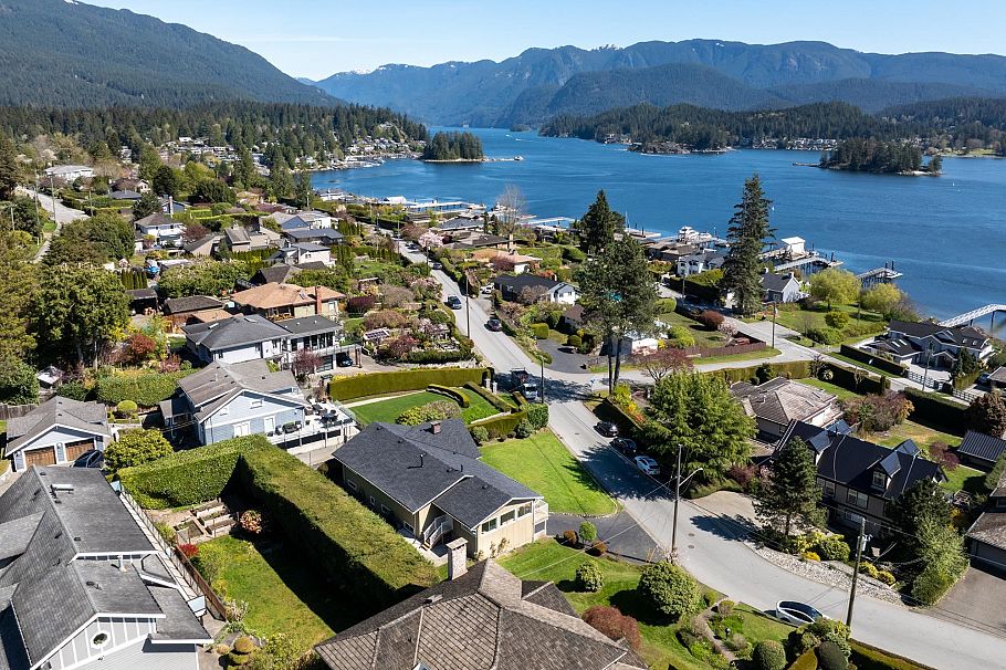 587 Beachview Drive North Vancouver, BC - 34