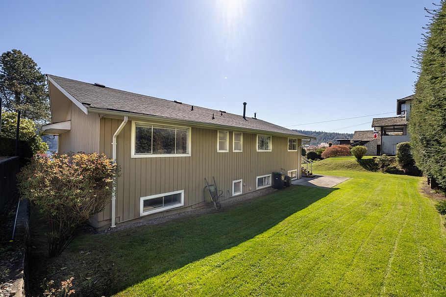 587 Beachview Drive North Vancouver, BC - 31