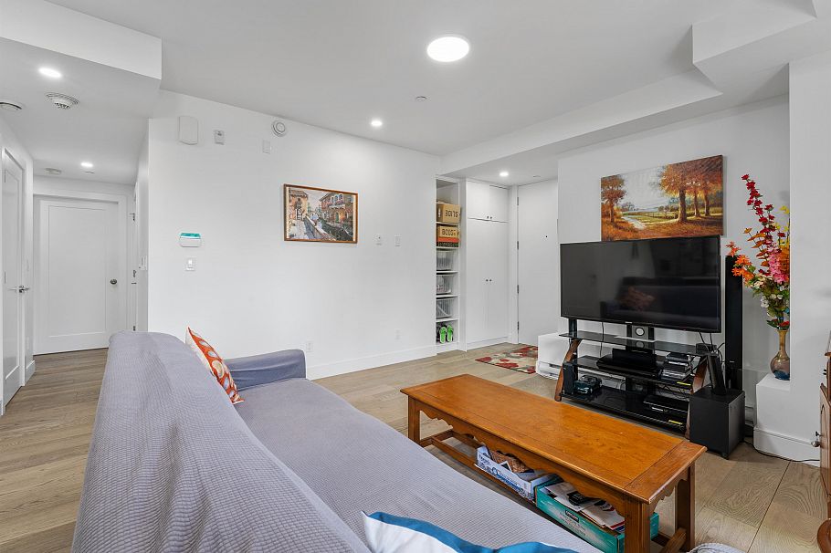 2388 E 34th Avenue Vancouver, BC - 4