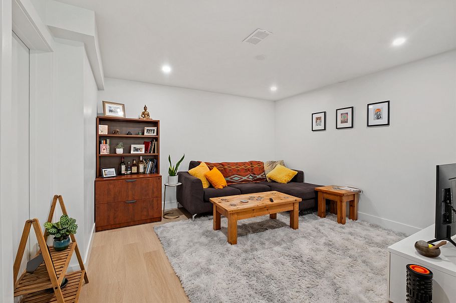 869 Clements Avenue North Vancouver, BC - 16