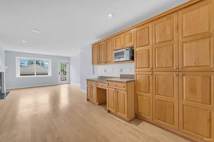 313 E 27 Street North Vancouver, BC - 12