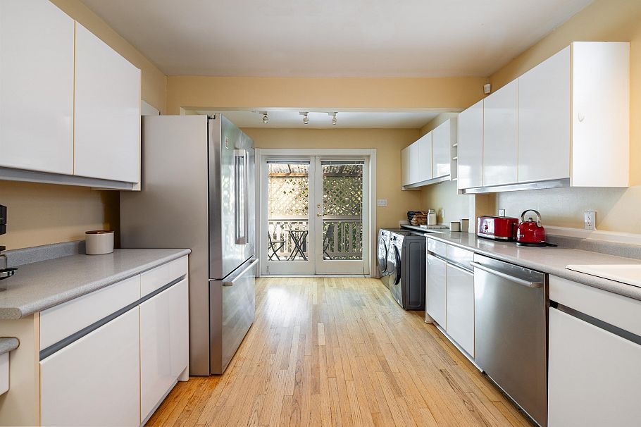 4343 W 11th Avenue Vancouver, BC - 9