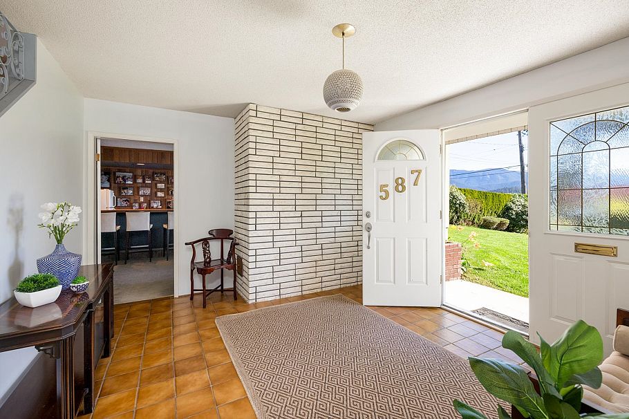 587 Beachview Drive North Vancouver, BC - 25