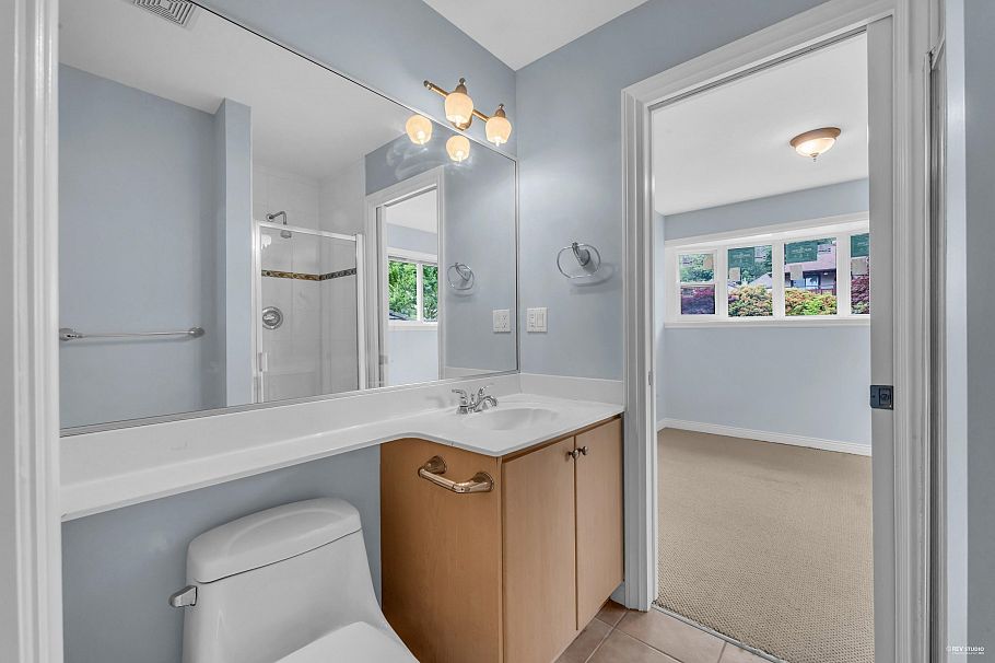 313 E 27 Street North Vancouver, BC - 16