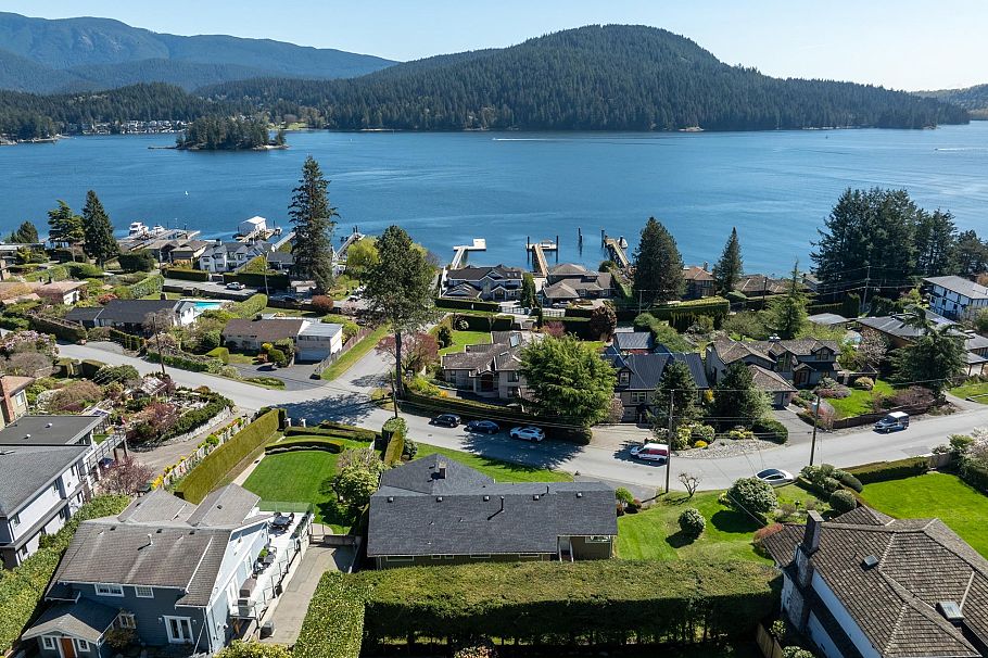 587 Beachview Drive North Vancouver, BC - 35