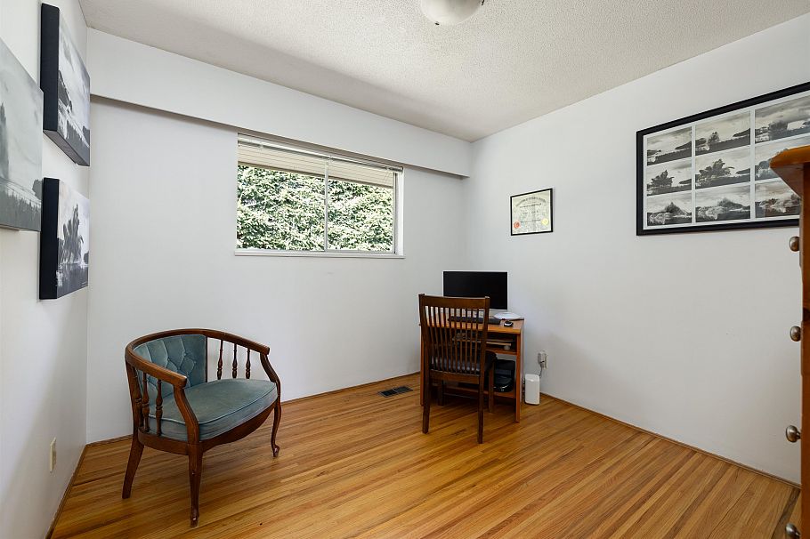 587 Beachview Drive North Vancouver, BC - 23