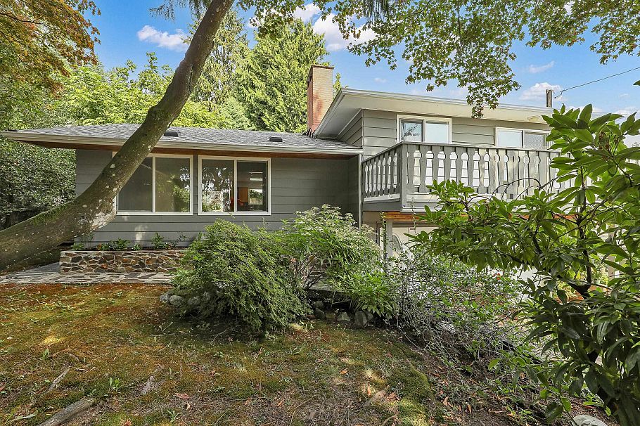 732 E 29th Street North Vancouver, BC - 2