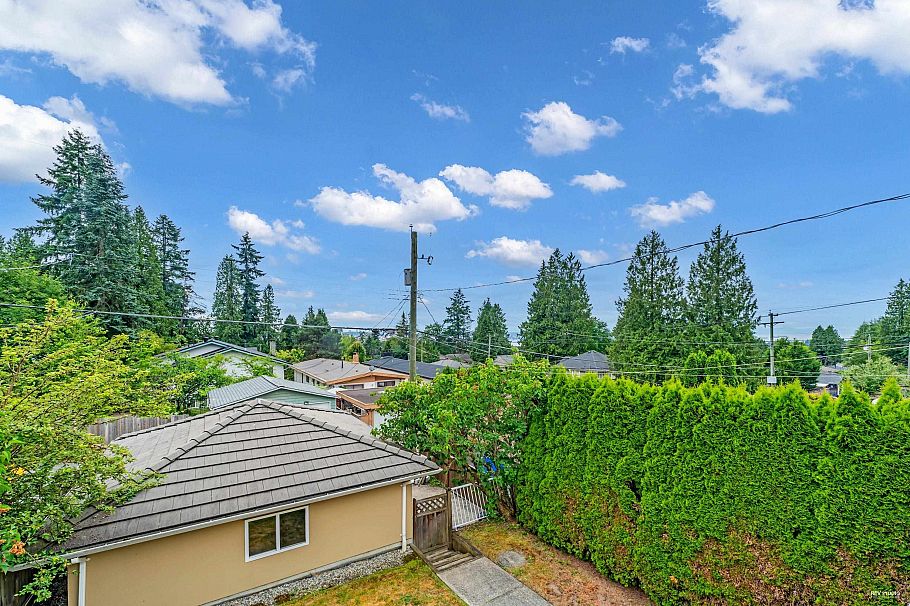 313 E 27 Street North Vancouver, BC - 20