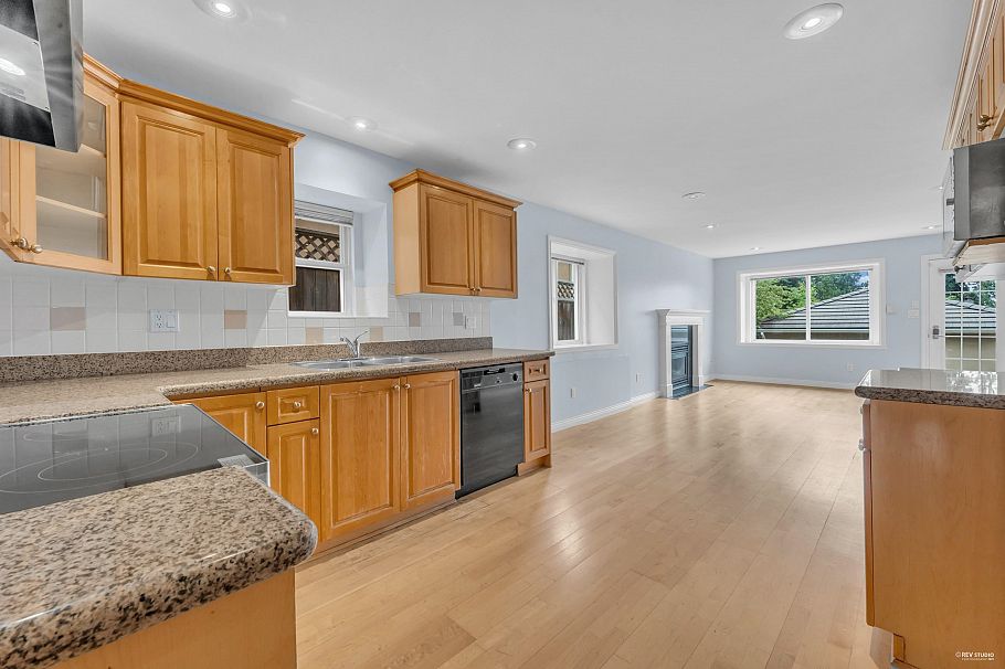 313 E 27 Street North Vancouver, BC - 13