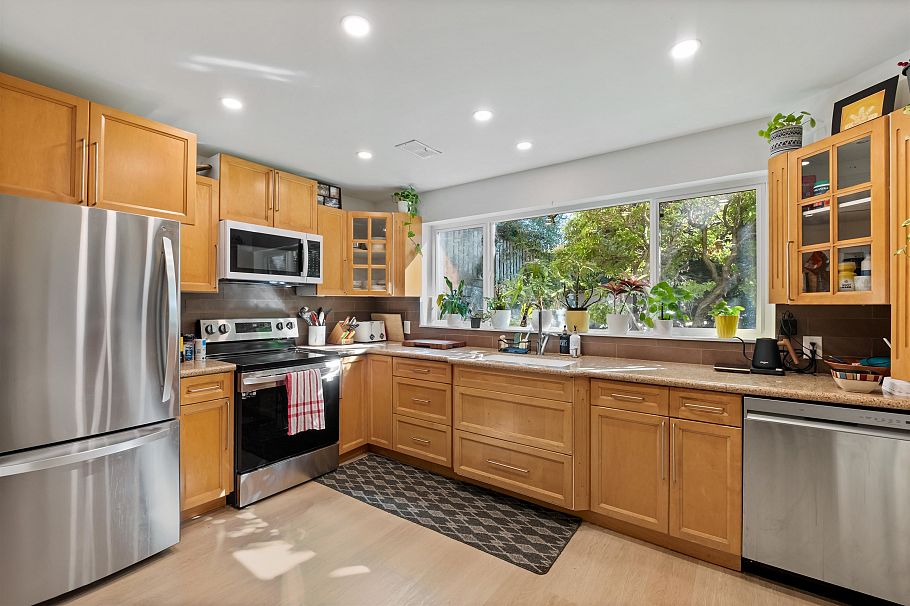 869 Clements Avenue North Vancouver, BC - 13